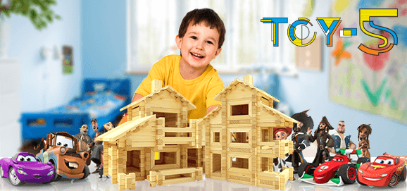 Мальчик собрал большой деревянный дом