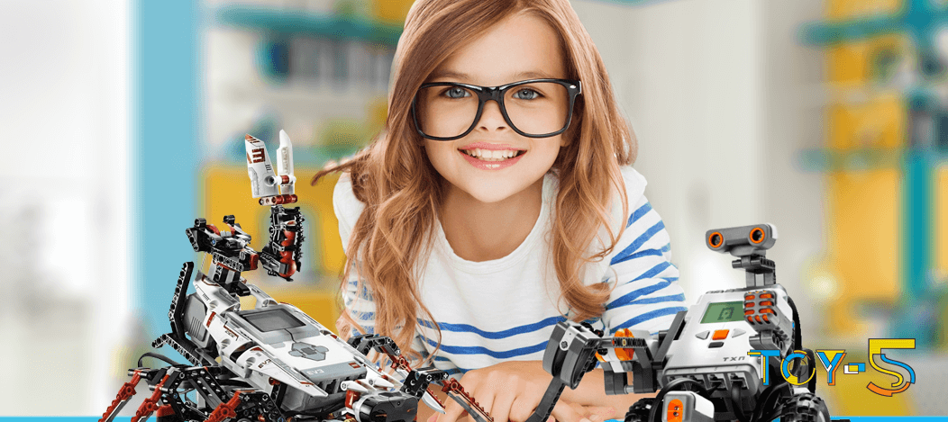Девочка и собранные роботы из электронного конструктора