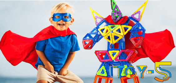 Ребенок в костюме супермена рад поделке из магнитного конструктора