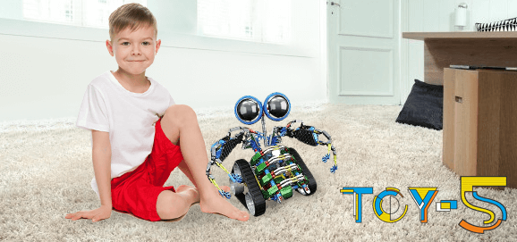 Мальчик на ковре и собранная модель механического конструктора LOZ