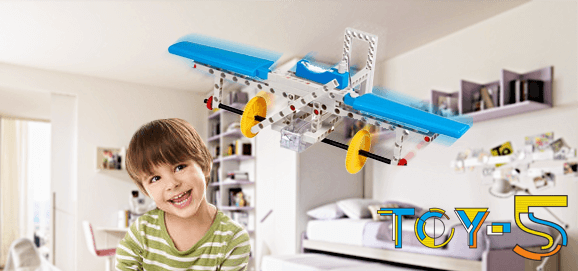 Мальчик радуется собранной модели научно-познавательного конструктора