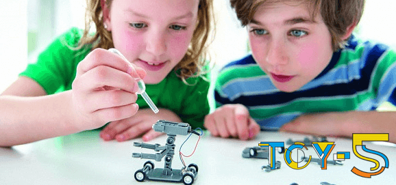 Дети с удовольствием играют в научно-познавательный конструктор