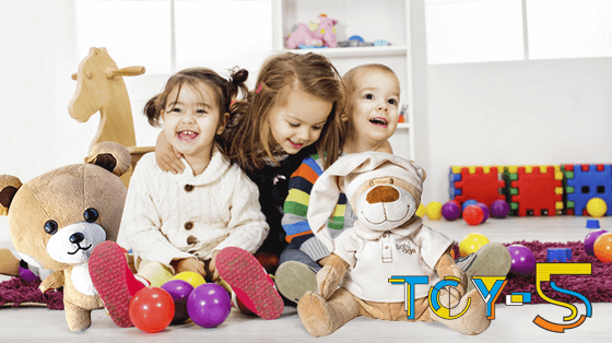 Счастливые дети радуются развивающим игрушкам